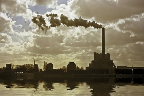 Fabriek met luchtvervuilende rook nabij Amsterdam in Nederland