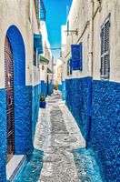 Ruelle étroite avec façade bleue dans la médina de Rabat au Maroc