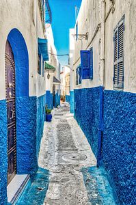 Enge Gasse mit blauer Fassade in Medina von Rabat in Marokko von Dieter Walther
