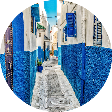 Smal steegje met blauwe gevel in medina van Rabat in Marokko