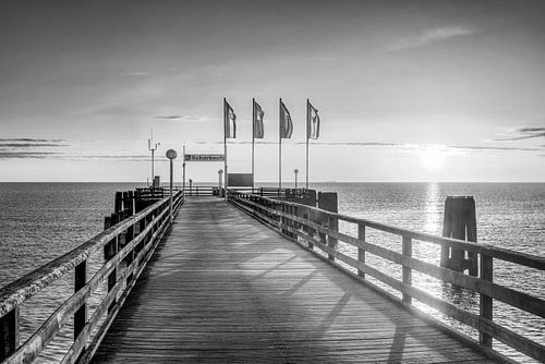 s Morgens bij de oude pier van Scharbeutz. Zwart en wit.