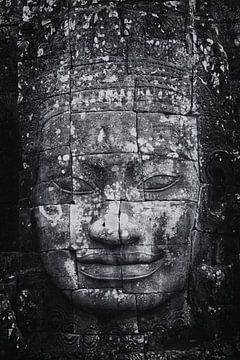 Sculptuur van Budha  in de ruines van Angkor Wat One2expose van Wout Kok