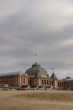 Het Kurhaus van Scheveningen gezien vanaf het strand