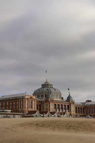 Het Kurhaus van Scheveningen gezien vanaf het strand