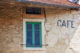 Fassade eines alten französischen Cafés