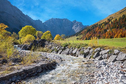 tolle Herbstlandschaft am Rißbach in Tirol, in der Eng