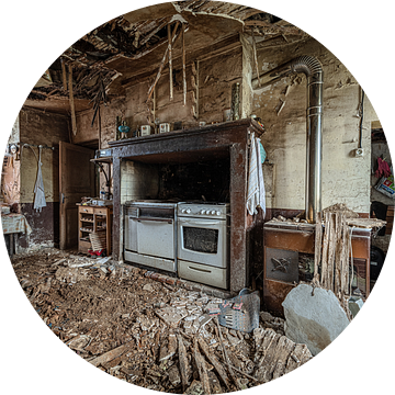 Vervallen keuken in verlaten villa