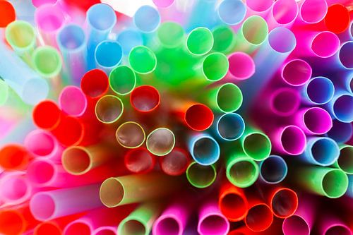 Abstracte compositie van gekleurde plastic rietjes