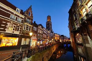 De Vismarkt in Utrecht met de Dom op de achtergrond (1) van Donker Utrecht