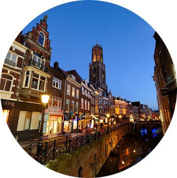 De Vismarkt in Utrecht met de Dom op de achtergrond (1) van Donker Utrecht
