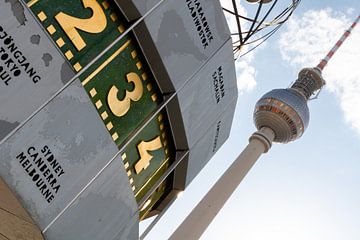 Horloge universelle et tour de télévision de Berlin en été sur Mixed media vector arts