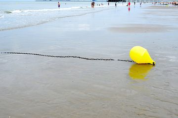 Bouée jaune sur une chaîne sur la plage sur Lilly Wonderz