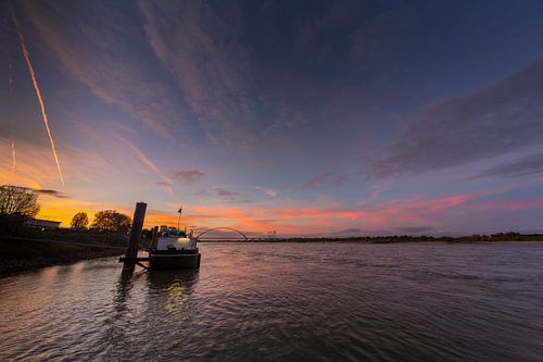 Zonsondergang boven de river de Waal, Nijmegen