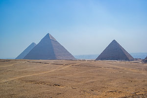 Pyramiden von Gizeh mit Blauen Himmel und Wüste im Vordergrund