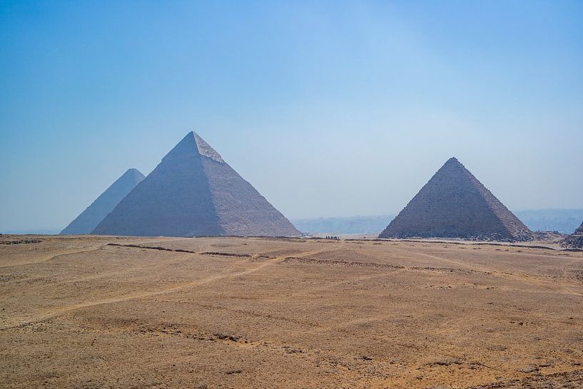 Pyramides de Gizeh avec le ciel bleu et le désert au premier plan par Animaflora PicsStock