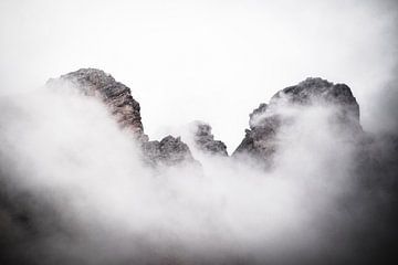 Bergtoppen die door de wolken spieken van Graphx