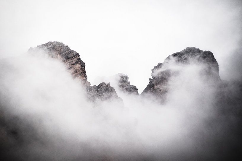 Bergtoppen die door de wolken spieken van Graphx