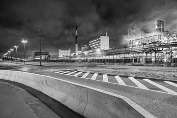 Petrochemische fabriek in de nacht in de buurt van een weg, Antwerpen