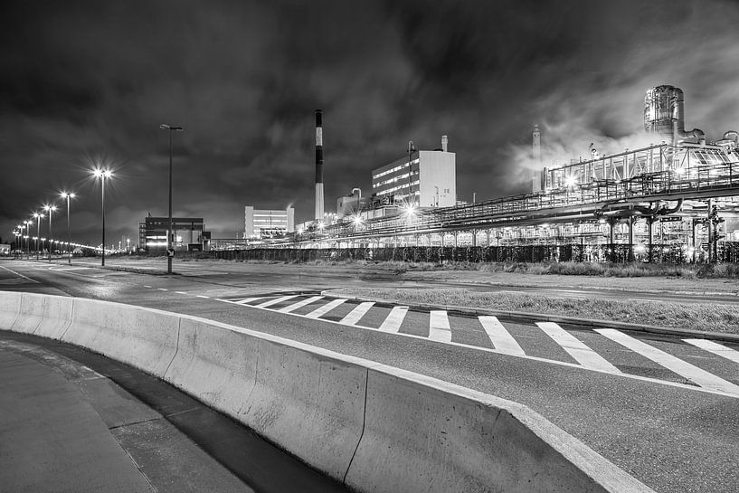 Petrochemie-Produktionsanlage in der Nacht in der Nähe einer Straße, Antwerpen von Tony Vingerhoets