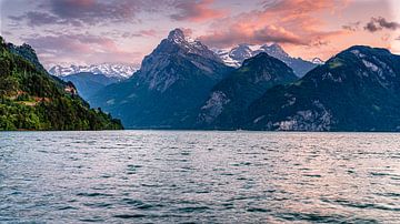 Sonnenuntergang am Vierwaldstättersee in der Schweiz von Gijs Rijsdijk