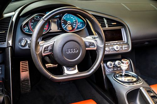 Audi R8 V10 Plus sportwagen dashboard