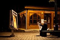 Un homme lit son journal sur un banc, le soir à Istanbul. par Eyesmile Photography Aperçu