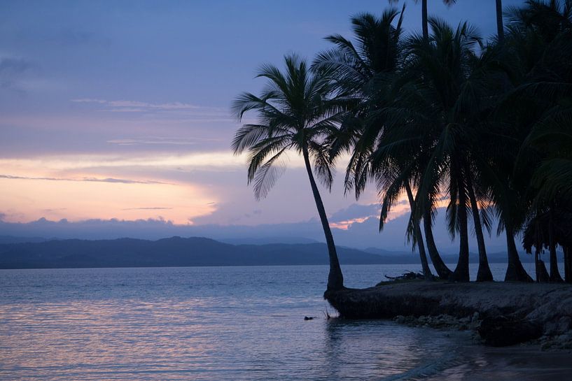 Sonnenuntergang am tropischen Strand in Panama von Michiel Dros