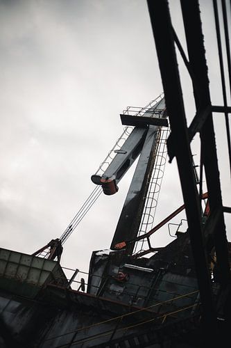 Hoog boven de Stad: De Onmiskenbare Kracht van de Industriële Kraan