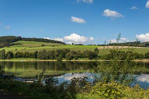 Diemelsee vanaf de oever, Duitsland