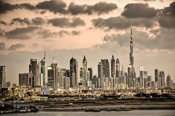 Skyline de Dubaï avec Burj Khalifa, le plus haut bâtiment du monde. sur Frans Lemmens