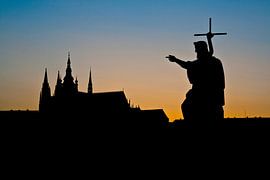 Coucher de soleil derrière la cathédrale de Prague sur Jesse Meijers