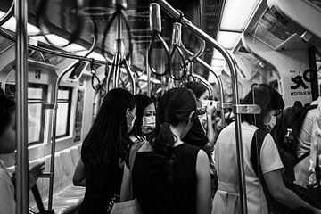 Frauen in der U-Bahn in Bangkok von Bart van Lier