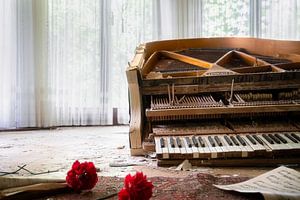 Verlaten Piano met Bloemen. van Roman Robroek - Foto's van Verlaten Gebouwen