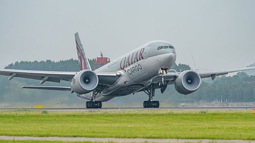Décollage du Boeing 777-FDZ de Qatar Cargo.