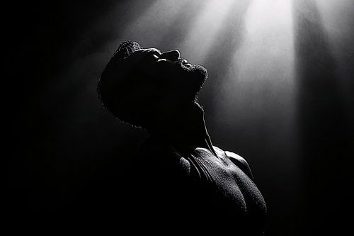 Silhouet in dramatisch licht