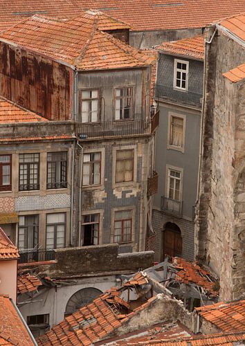 Oude licht vervallen huizen