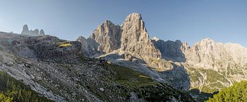 Panorama mit den felsigen Bergen der Brenta-Dolomiten auf der Brentei-Hütte