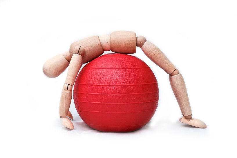 Houten modelpop doet een oefening op een gymbal van Michar Peppenster