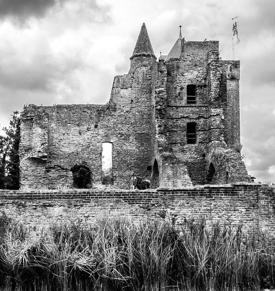 Zwart/wit foto van de ruïne van het middeleeuwse slot Brederode in Velzen Zuid, Noord Holland van Hans Post