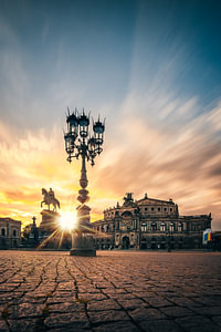 Semperoper in Dresden am abend mit Sonnenuntergnag