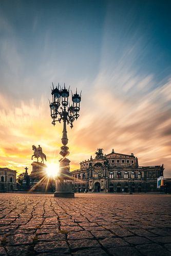 Semperoper in Dresden in de avond met zonsondergang