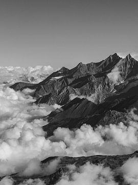 Uitzicht over de Walliser Alpen Bergen - Zwart wit van Joren van den Bos