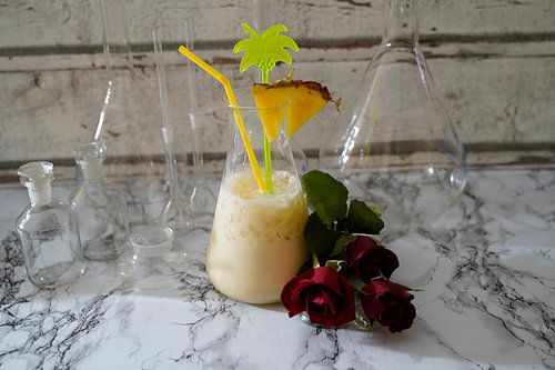 Rum ontmoet ananas banaan kokosnoot. Heerlijke en fruitige cocktails geserveerd in een glas