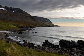 Zonsondergang aan de IJslandse kust