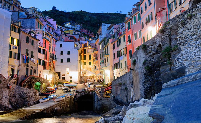 Riomaggiore, Cinque Terre in de avond Liguria Italy van Ruurd Dankloff