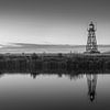 Leuchtturm Stavoren am IJsselmeer in der Provinz Friesland in schwarz-weiß von Marga Vroom
