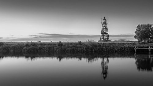 De vuurtoren van Stavoren gelegen aan het IJsselmeer in de provincie Friesland in zwart wit