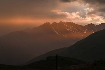 Ondergaande zon in de Italiaanse bergen | Alpen | Italië van Nicole Van Stokkum