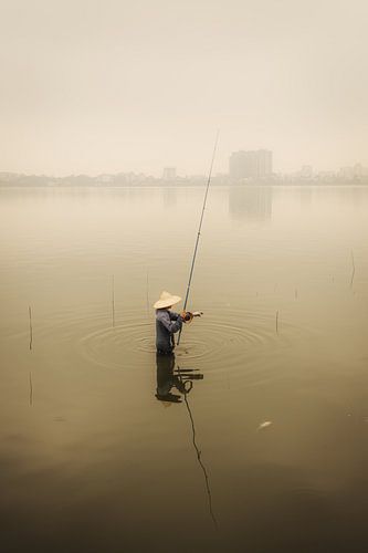 Eenzaamheid in de mist: traditioneel vissen buiten de stad