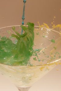 Orangensaft mit blauem Alkohol